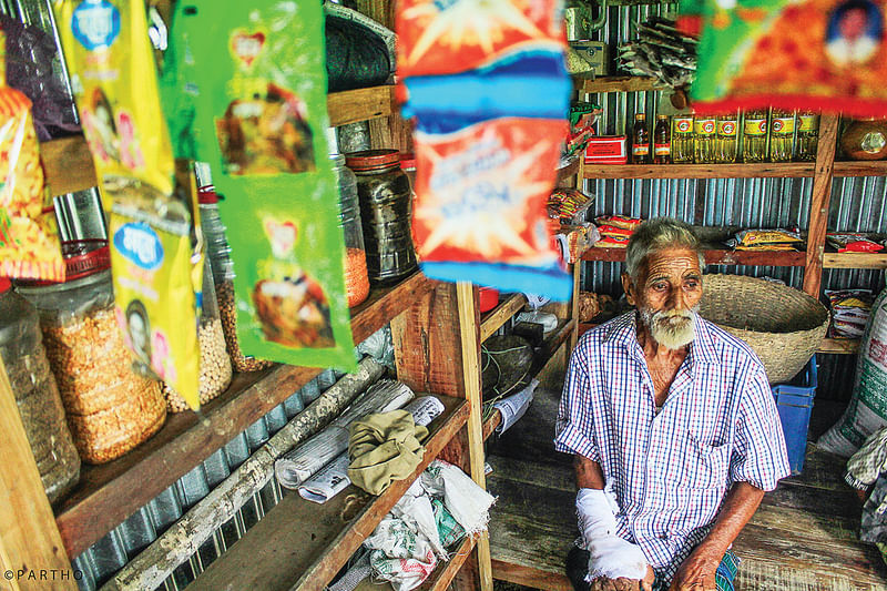 অসহায় মুক্তিযোদ্ধাদের পাশে দাঁড়ায় লাইটার ফাউন্ডেশন