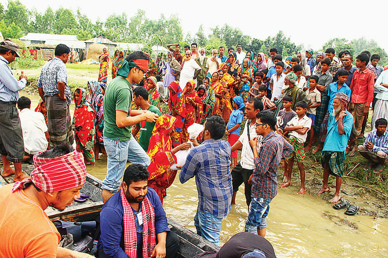 গাইবান্ধায় বন্যার্তদের পাশে লাইটার ফাউন্ডেশনের সদস্যরা। ছবি: সংগৃহীত
