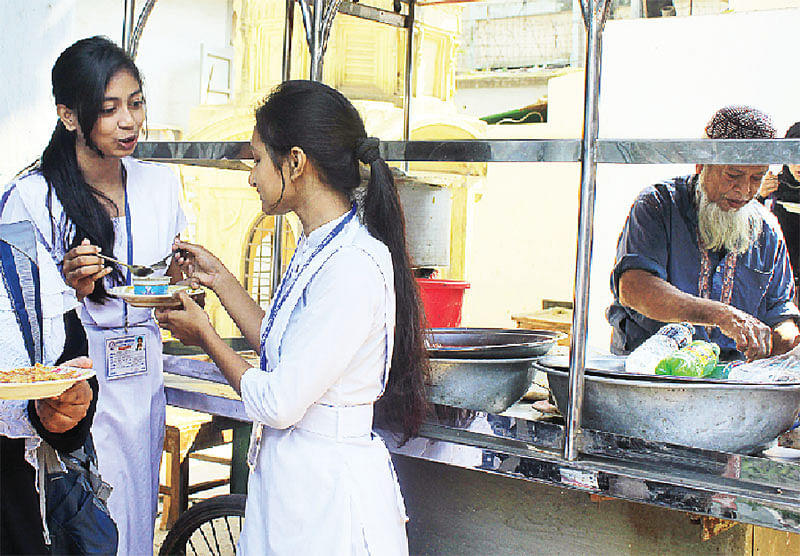 ১৯৭২ সাল থেকে চটপটি ও ফুচকা বিক্রি করেন ক্যাম্পাসের পরিচিত মুখ ‘চটপটি দাদু’