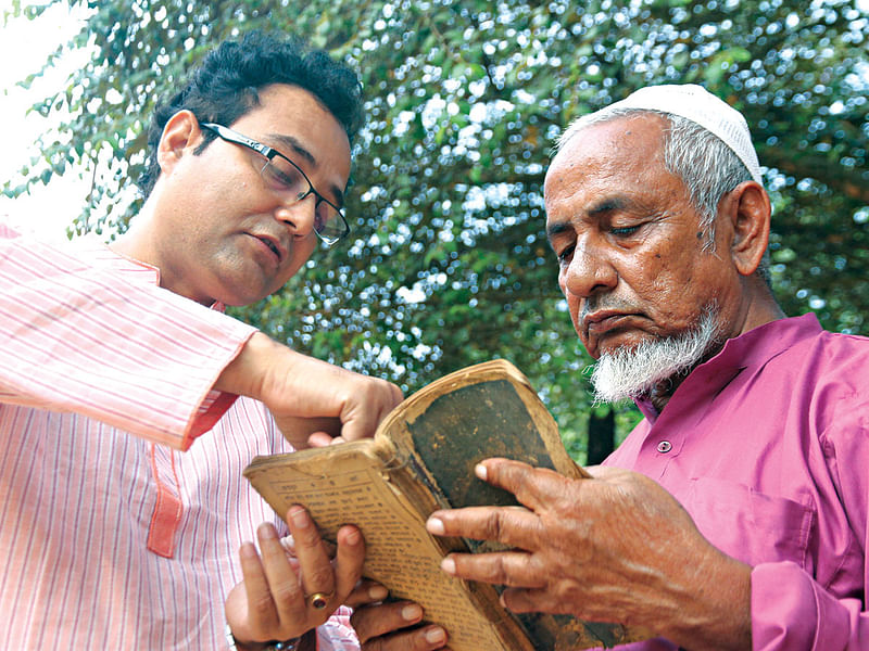 প্রবীণ পুঁথিপাঠক আনফর আলী সম্প্রতি পুঁথি সংগ্রাহক মোস্তফা সেলিমের হাতে একখানা নাগরি পুঁথি তুলে দেন l প্রথম আলো