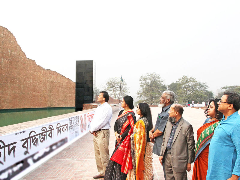 রায়েরবাজার বধ্যভূমি স্মৃতিসৌধে গতকাল গিয়েছিলেন কয়েকজন শহীদের স্বজন—বাঁ থেকে নিজামুদ্দীন আহমেদের ছেলে শাফকাত নিজাম, রাশীদুল হাসানের মেয়ে রোকাইয়া হাসিনা, আলতাফ মাহমুদের মেয়ে শাওন মাহমুদ, এস এ মান্নানের ভাই শেখ আহমেদ আব্বাস, আবু তালেবের ছেলে খন্দকার আবুল আহসান, আ ন ম গোলাম মোস্তফার মেয়ে ঊর্মি মোস্তফা ও সিরাজুদ্দীন হোসেনের ছেলে জাহীদ রেজা নূর l ছবি: প্রথম আলো