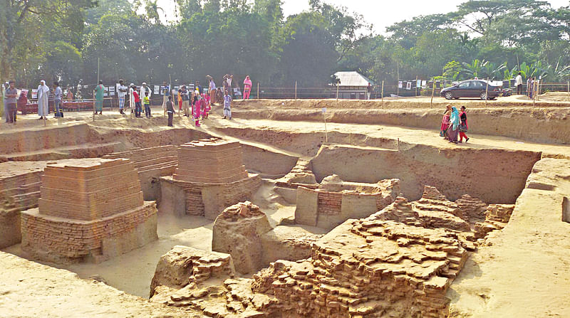 মুন্সিগঞ্জের টঙ্গীবাড়ি উপজেলার নাটেশ্বরে খননকাজে আবিষ্কৃত বৌদ্ধধর্মীয় স্তূপ। ছবিটি গতকাল তোলা l প্রথম আলো