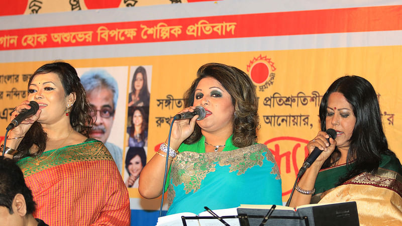 তিনশিল্পীর কন্ঠে ‘জয় বাংলা, বাংলার জয়’ গানটির সম্মিলিত পরিবেশনার মধ্য দিয়েই এই আয়োজনটি শুরু হয়। ছবি : প্রথম আলো