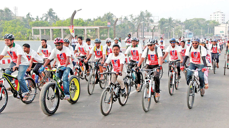 আন্তর্জাতিক নদী কৃত্য দিবস-২০১৬ উপলক্ষে গতকাল বিকেলে সিলেটের সুরমা নদীর দূষণ প্রতিরোধে ১০ কিলোমিটার সাইকেল শোভাযাত্রার আয়োজন করে বাংলাদেশ পরিবেশ আন্দোলন (বাপা), সুরমা ওয়াটাররিভার কিপার ও ক্রিটিক্যাল ম্যাস। ছবিটি কাজিরবাজার ব্রিজ এলাকা থেকে তোলা l প্রথম আলো