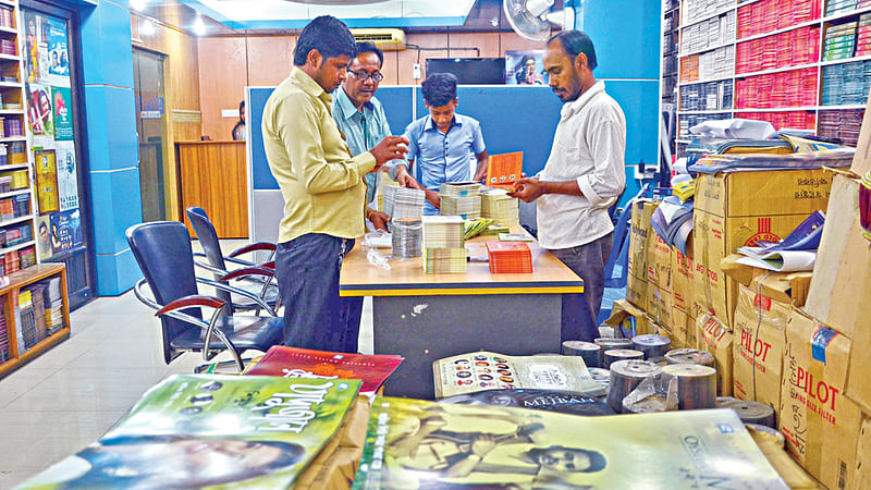 নববর্ষের প্রভাব পড়েছে রাজধানীর অডিও সিডি প্রযোজনা প্রতিষ্ঠানগুলোতে। নতুন গানের অ্যালবাম বাজারে ছাড়ছে তারা। ছবিটি গতকাল হাতিরপুল এলাকায় প্রযোজনা প্রতিষ্ঠান লেজার ভিশন থেকে তোলা l প্রথম আলো