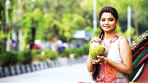 গরমে সুস্থ থাকতে চাইলে খেতে পারেন ডাব। মডেল: বেনজির। ছবি: অধুনা