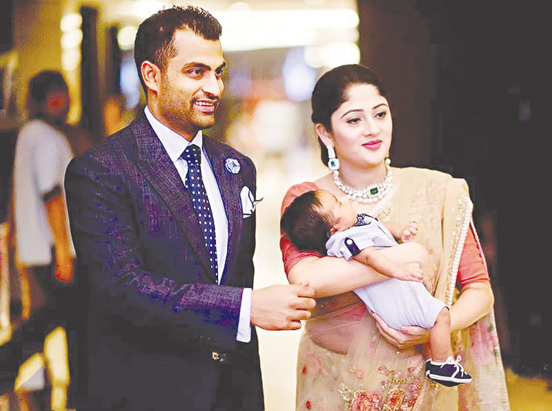 বাবা তামিম ইকবাল ও মা আয়েশা সিদ্দিকার কোলে পুত্র মোহাম্মদ আরহাম ইকবাল। ছবি: তামিম ইকবালের ফেসবুক পেজ থেকে সংগৃহীত