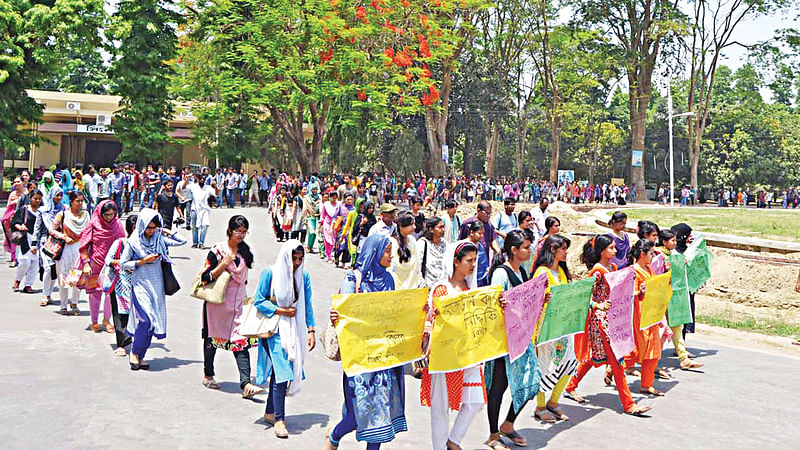 রাজশাহী বিশ্ববিদ্যালয়ের অধ্যাপক রেজাউল করিম সিদ্দিকীকে হত্যার প্রতিবাদে গতকাল দুপুরে ক্যাম্পাসে বিক্ষোভ করেন শিক্ষার্থীরা l প্রথম আলো