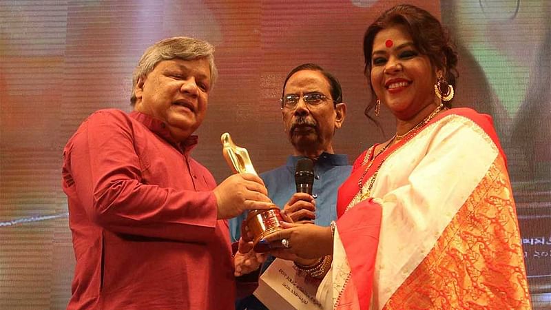 সমালোচকদের দৃষ্টিতে ‘অনিল বাগচীর একদিন’ চলচ্চিত্রের জন্য শ্রেষ্ঠ পরিচালকের পুরস্কার জিতলেন মোরশেদুল ইসলাম। ছবি: আবদুস সালাম