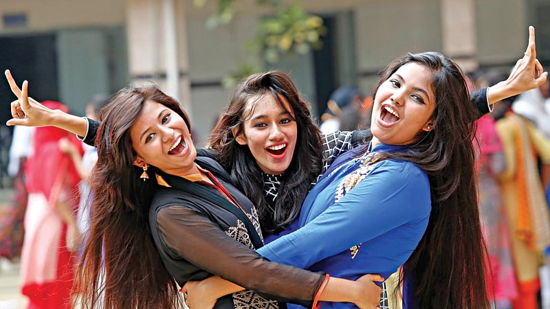 এসএসসি পরীক্ষায় মিলেছে কাঙ্ক্ষিত ফল। তাই বাঁধভাঙা উল্লাস তিন শিক্ষার্থীর। পরীক্ষার ফল পেয়ে এমন উল্লাসে মাতে চায় শিক্ষার্থীরা