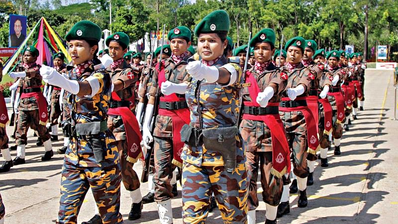 বিজিবিতে প্রথমবারের মতো নিয়োগ পাওয়া নারী সৈনিকদের কুচকাওয়াজ। গতকাল সকালে চট্টগ্রামের সাতকানিয়ায় বাইতুল ইজ্জতের বর্ডার গার্ড ট্রেনিং সেন্টার অ্যান্ড স্কুলের প্যারেড মাঠ থেকে তোলা ছবি l জুয়েল শীল