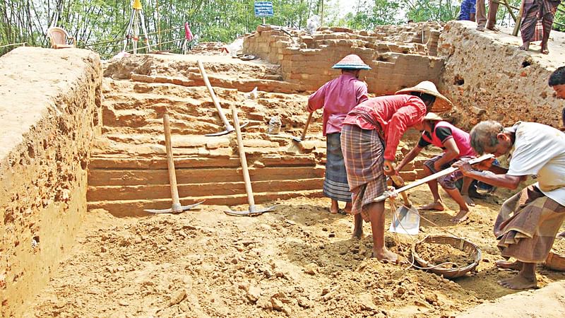 দিনাজপুরের কাহারোলের মাধবগাঁও গ্রামে চলছে খনন। এখানে আবিষ্কৃত হয়েছে বিষ্ণু মন্দির l ছবি: প্রথম আলো