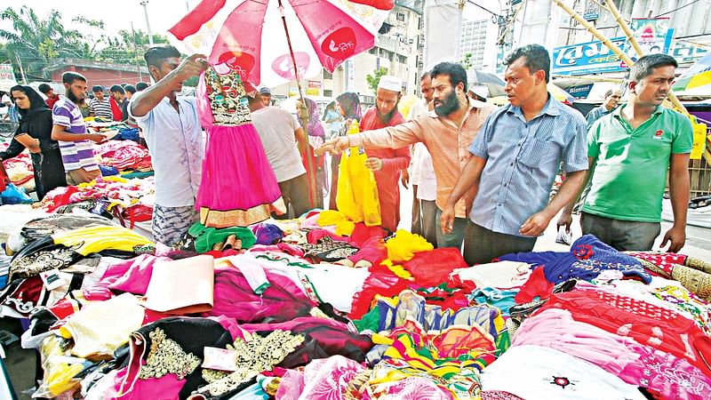 রাজধানীর বঙ্গবন্ধু অ্যাভিনিউ এলাকার ফুটপাতের দোকানগুলোতে জমে উঠেছে ঈদের কেনাকাটা৷ ছবিটি গতকাল বিকেলে তোলা l প্রথম আলো