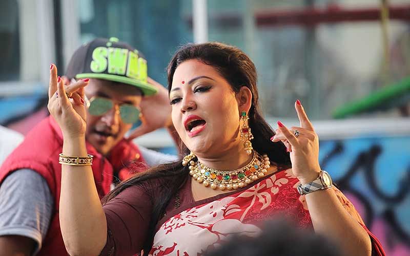 গানের সঙ্গে মিশে গেছেন মমতাজ।