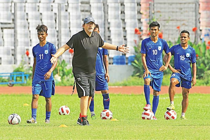 টম সেন্টফিটের ক্লাসে মনোযোগী ছাত্র জুয়েল রানা, জীবনরা। কাল বঙ্গবন্ধু স্টেডিয়ামে l প্রথম আলো