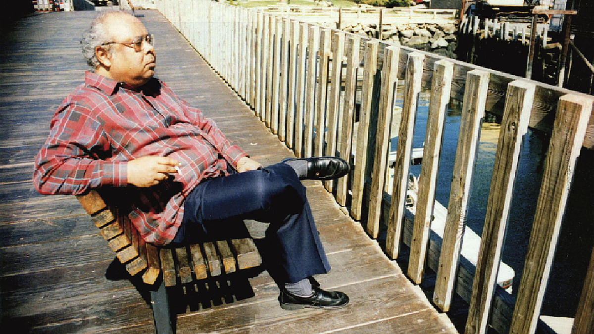 শহীদ কাদরী (১৪ আগস্ট ১৯৪২—২৮ আগস্ট ২০১৬। যুক্তরাষ্ট্রের বোস্টনের স্যালেম-এ আটলান্টিক মহাসাগরের তীরে কবি, ২০০৯। ছবি নাসির আলী মামুন, ফটোজিয়াম