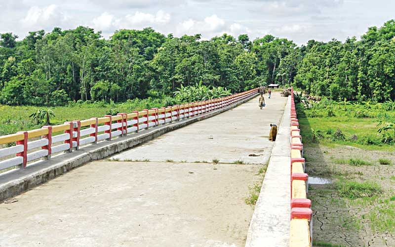 চট্টগ্রামের চন্দনাইশ উপজেলায় শঙ্খ নদের ওপর খোদার হাট সেতু। ২০ বছর লেগেছে সেতুটি নির্মাণ করতে। কিন্তু সংযোগ সড়ক না থাকায় এক বছর ধরে এটি অব্যবহৃত পড়ে আছে l ছবি: সৌরভ দাশ