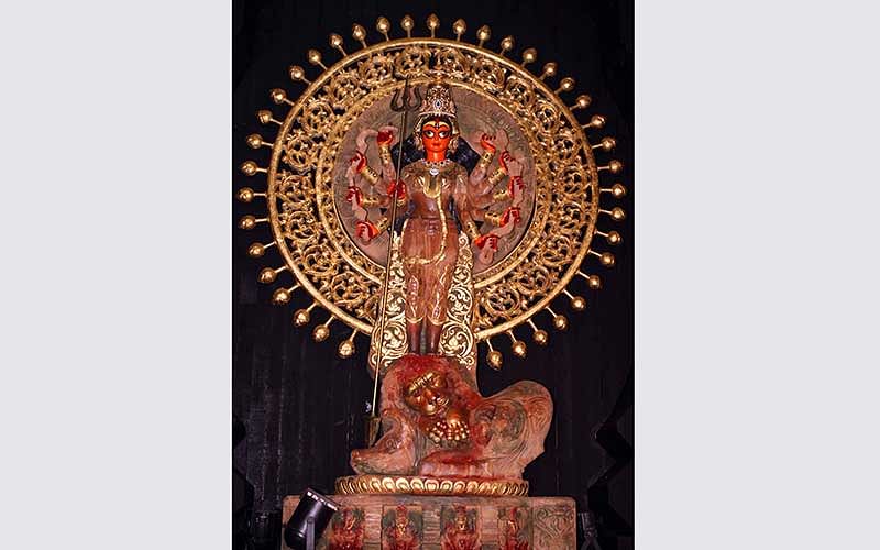সন্তোষপুর লেকপল্লির সোনার দুর্গা প্রতিমা। ছবি: ভাস্কর মুখার্জি