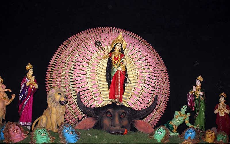দেশপ্রিয় পার্কে এক হাজার হাতের দেবী দুর্গা। ছবি: ভাস্কর মুখার্জি