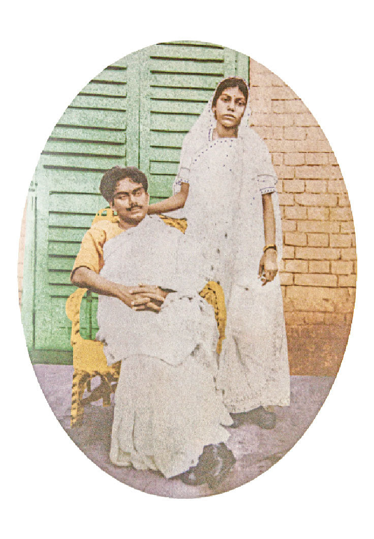 স্বামী নজরুল ইসলামের সঙ্গে প্রমীলা। কৃষ্ণনগর, ১৯২৮। ছবি: সংগৃহীত