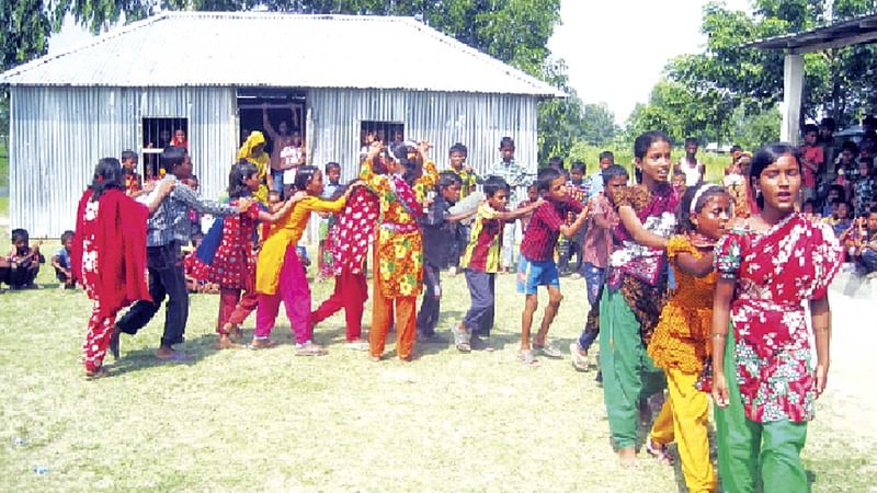 ‘বাবুডাইং আদিবাসী আলোর পাঠশালা’য় খেলছে শিশুরা। ছবি: আনোয়ার হোসেন