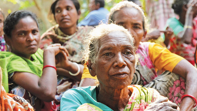 গাইবান্ধার গোবিন্দগঞ্জে সাঁওতালদের উচ্ছেদের পর গির্জার সামনে সমবেত নারীরা। গতকাল তোলা ছবি l প্রথম আলো