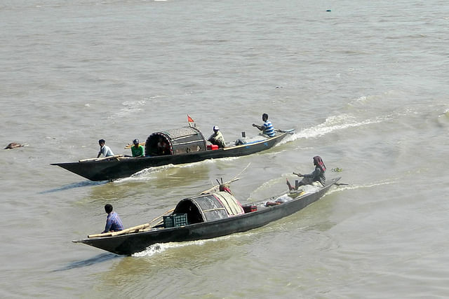 পদ্মা নদীতে জেলেদের মাছ শিকার