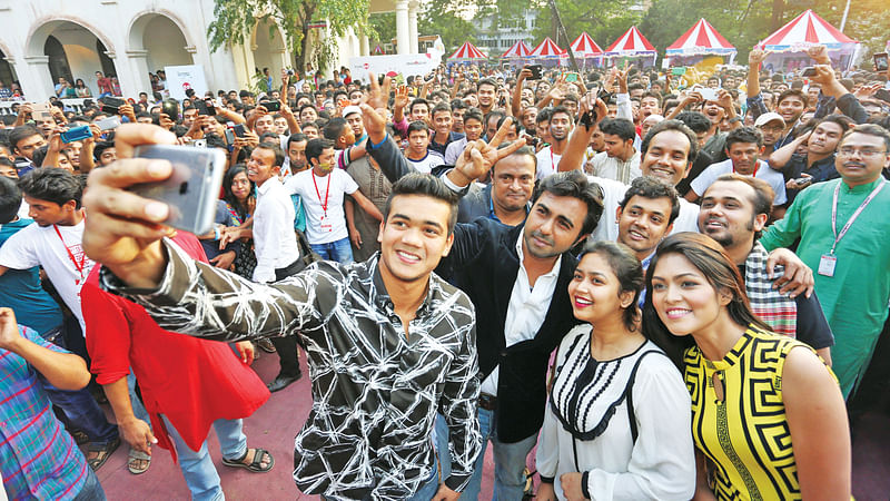 বাংলা একাডেমি চত্বরে গত বছরের পাঠক উৎসবে পাঠকদের সঙ্গে সেলফি তোলেন তাসকিন আহমেদ, অপূর্ব, আবু হেনা রনি, মাজনুন মিজান, ভাবনা, পিয়া ও জয় শাহরিয়ার l ফাইল ছবি