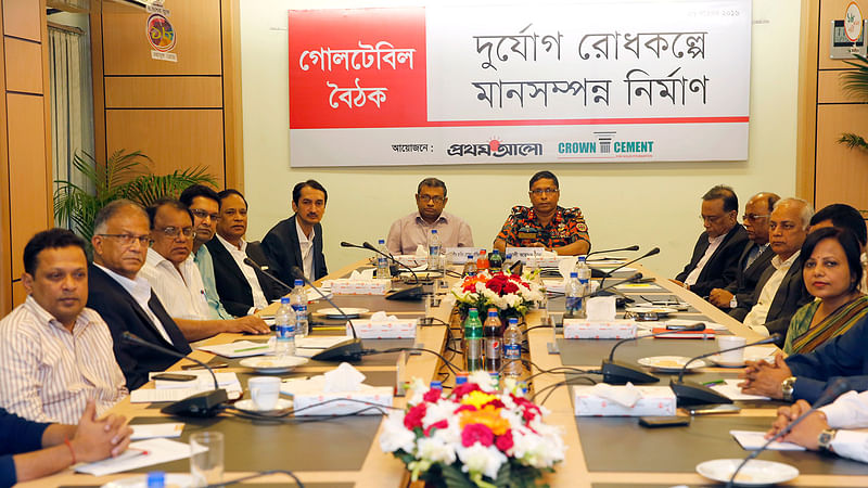 প্রথম আলো ও ক্রাউন সিমেন্ট আয়োজিত ‘দুর্যোগ রোধকল্পে মানসম্পন্ন নির্মাণ’ শীর্ষক এক গোলটেবিল বৈঠক অনুষ্ঠিত হয়। ছবি: প্রথম আলো