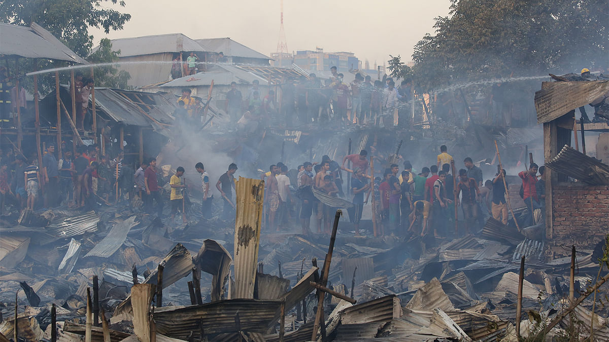 রাজধানীর গুলশান সংলগ্ন কড়াইল বস্তিতে আজ রোববার দুপুরে অগ্নিকাণ্ডের ঘটনা ঘটে। পরে এলাকাবাসী ও ফায়ার সার্ভিসের কর্মীরা আগুন নেভায়। ছবি: জাহিদুল করিম