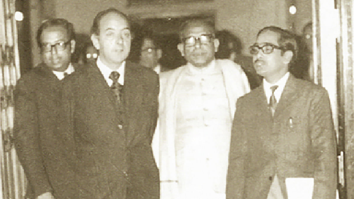 ডি পি ধরের সঙ্গে আবদুস সামাদ আজাদ ও ​এইচ টি ইমাম, ১৯৭১