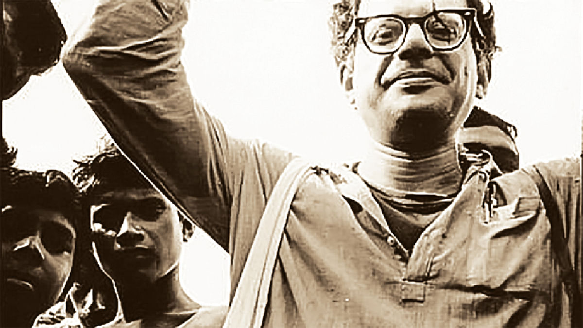 যশোর রোডের একটি শরণার্থী শিবিরে কবি অ্যালেন গিন্‌স্‌বার্গ, সেপ্টেম্বর ১৯৭১। ছবি: জন গিয়োর্নো
