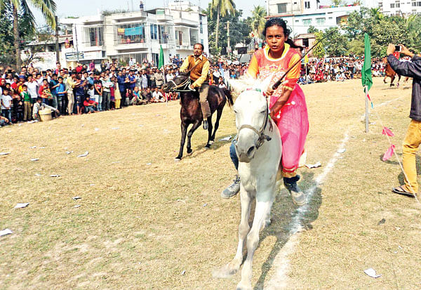 নওগাঁয় হানাদার মুক্ত দিবস উপলক্ষে আয়োজিত এই ঘোড়দৌড় প্রতিযোগিতাটি ছিল একেবারে ব্যতিক্রম। সেই দৌড়ে অংশ নিয়েছে কিশোরী তাসমিনা, ঘোড়া ছোটানো যার নেশা। মাঠে দাঁড়ানো হাজার হাজার দর্শক হাততালিতে ফেটে পড়ছে l প্রথম আলো