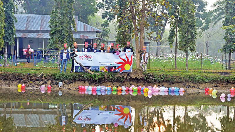 ১ জানুয়ারি সূর্যব​রণের পর পুকুরে ভাসানো হয় রংবেরঙের বেলুন। ছবি: ওয়ালিদ উদ্দিন