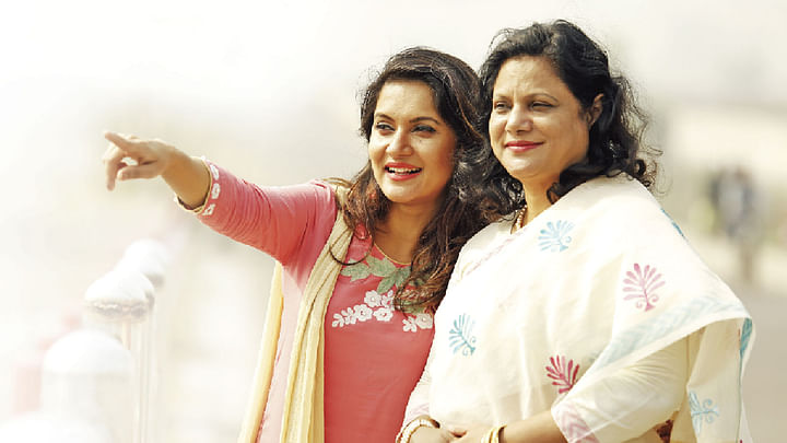 মায়ের সঙ্গে মিথিলা