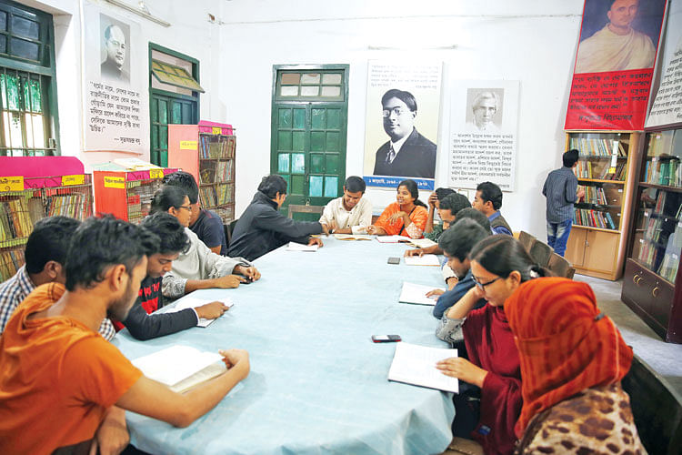 পাঠচক্রে সত্যেন বোস পাঠাগারের সদস্যরা l ছবি: প্রথম আলো