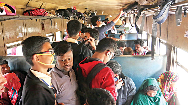 ঢাকা-নারায়ণগঞ্জ পথে ট্রেনে এমন ভিড়ে ঠাসাঠাসি অবস্থা নিত্যকার ঘটনা। ছবিটি গত মঙ্গলবার কমলাপুর স্টেশন থেকে তোলা l প্রথম আলো