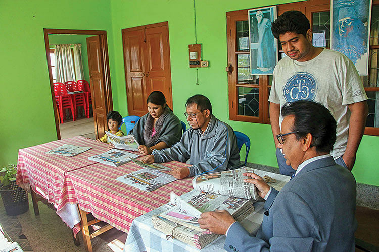 অনেকেই আসেন পত্রিকা পড়তে