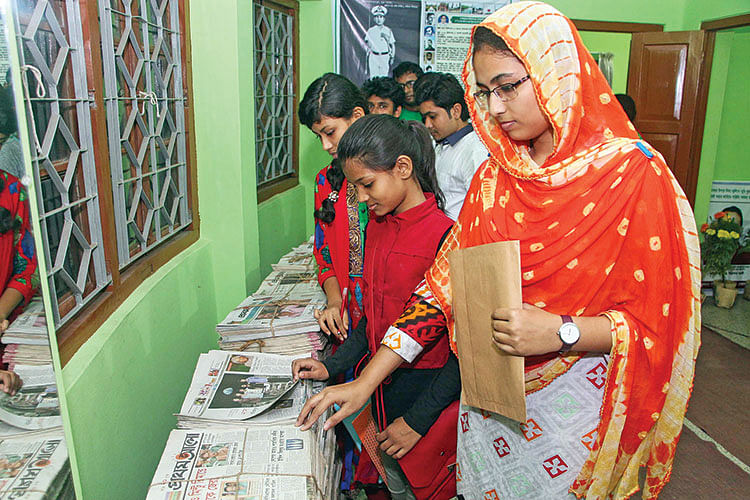 প্রায় ১৩ বছর ধরে প্রতিদিনের প্রথম আলো সংগ্রহে রাখেন জামাল উদ্দীন।