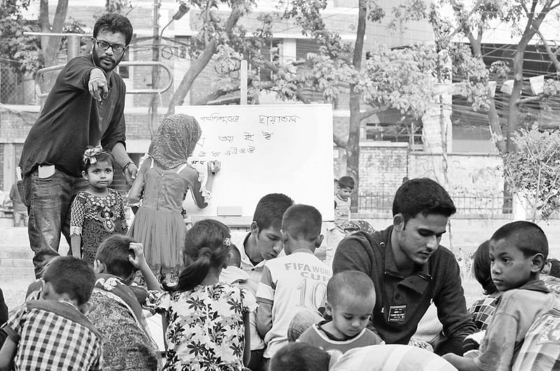 শ্যামলী শিশুপার্কে পথশিশুদের ছায়াতলে পড়ছে শিশুরা l ছবি: প্রথম আলো