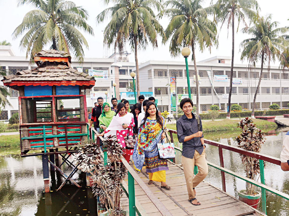 এই লেক আর সেতু ঘিরেই জমে শিক্ষার্থীদের আড্ডা। ছবি: লেখক