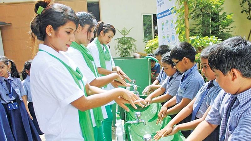 শিক্ষার্থীদের সঠিকভাবে হাত ধোয়া শেখানো হচ্ছে