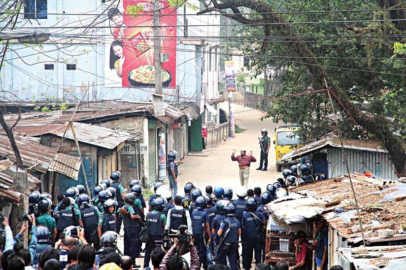 সিলেটের দক্ষিণ সুরমা থানার শিববাড়ি এলাকায় জঙ্গি আস্তানা সন্দেহে বৃহস্পতিবার দিবাগত রাত আড়াইটা থেকে একটি বাড়ি ঘিরে রাখে পুলিশ। শুক্রবার বাড়ির বাসিন্দাদের সরিয়ে নেওয়া হয়। ছবিটি গতকাল সকাল সাড়ে আটটায় তোলা l আনিস মাহমুদ