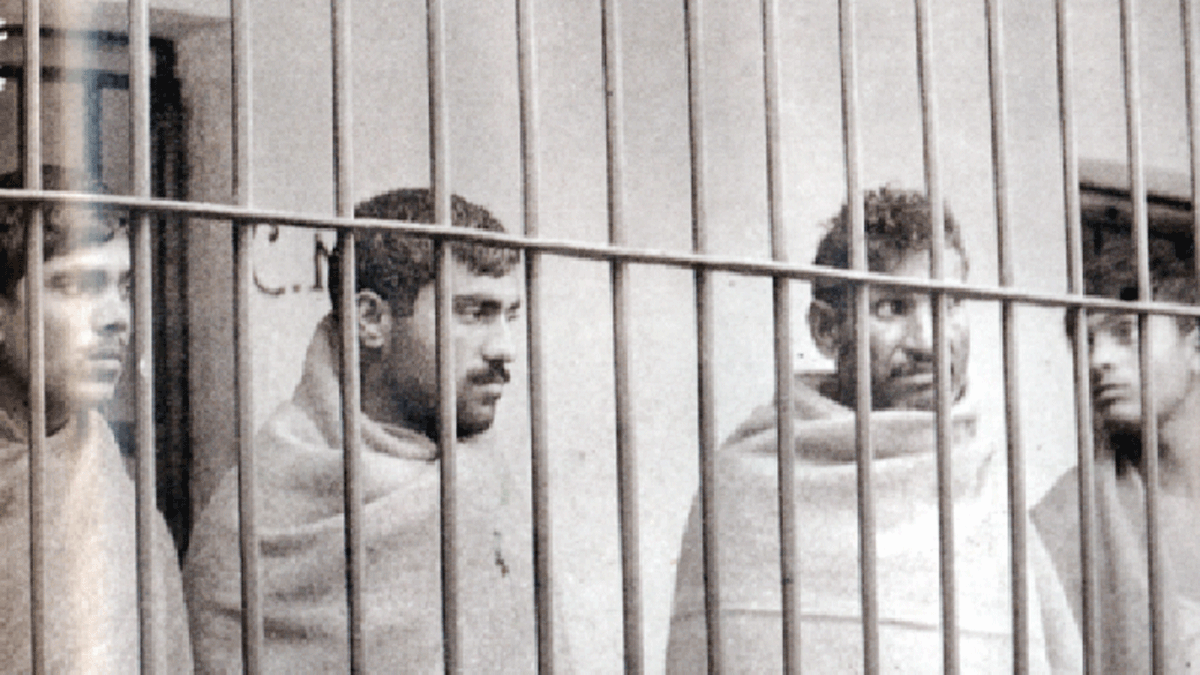 পাকিস্তানি বাহিনীর বন্দী কয়েকজন সদস্য, ১৩ িডসেম্বর ১৯৭১। ছবি: সংগৃহীত