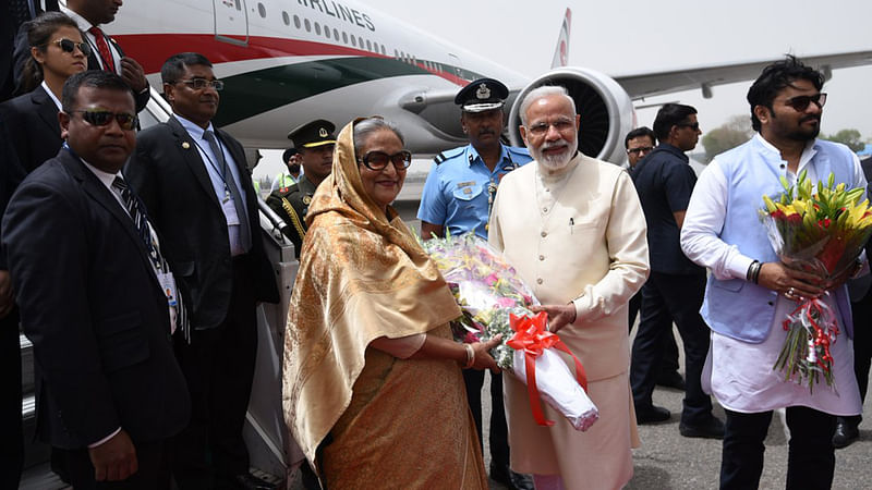 বিমানবন্দরে প্রধানমন্ত্রী শেখ হাসিনাকে স্বাগত জানাচ্ছেন ভারতের প্রধানমন্ত্রী নরেন্দ্র মোদি। ছবি: টুইটারের সৌজন্যে