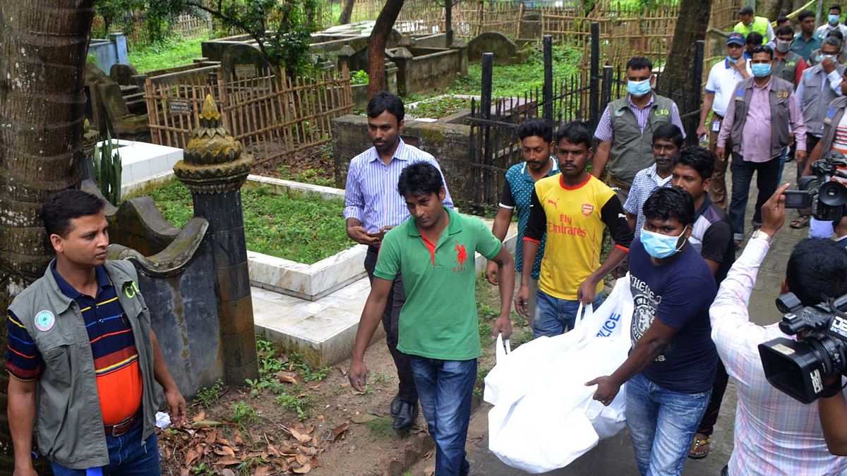 দ্বিতীয় ময়নাতদন্তের জন্য মালদ্বীপের মডেল রাউধা আথিফের মরদেহ করব থেকে তুলে নিয়ে যাওয়া হচ্ছে। সোমবার সকাল সাড়ে ১০টার দিকে রাজশাহী নগরের হেতেম খাঁ কবরস্থান থেকে ছবিটি তোলা। ছবি : শহীদুল ইসলাম