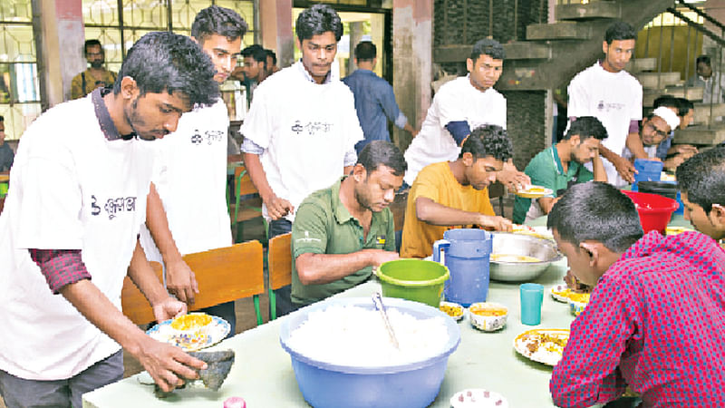 শহীদ সার্জেন্ট জহুরুল হক হলের ক্যানটিনে খাবার পরিবেশন করছেন প্রথম আলো ঢাকা বিশ্ববিদ্যালয়সভার বন্ধুরা