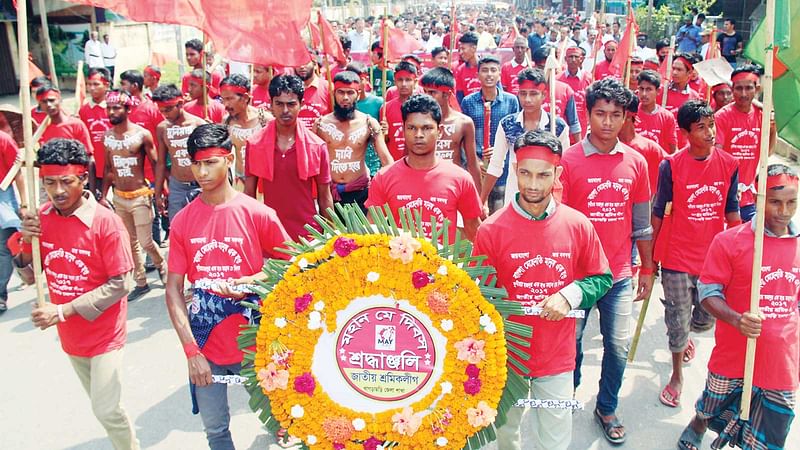 মে দিবস উপলক্ষে জাতীয় শ্রমিক লীগ খাগড়াছড়ি জেলা শাখার উদ্যোগে শহরে শোভাযাত্রা বের করা হয়। ছবিটি খাগড়াছড়ির আদালত সড়ক থেকে তোলা l প্রথম আলো