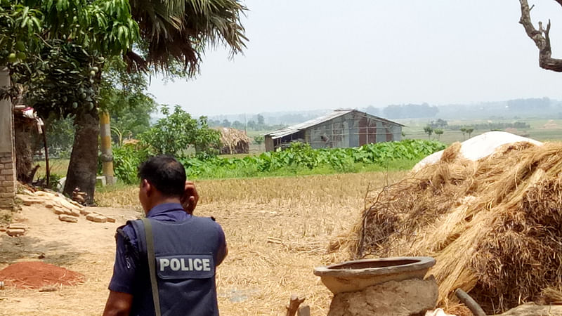 রাজশাহীর গোদাগাড়ী উপজেলার হাবাসপুরে জঙ্গি আস্তানা সন্দেহে একটি বাড়িতে অভিযান চালিয়েছে আইনশৃঙ্খলা রক্ষাকারী বাহিনী। ছবি: প্রথম আলো