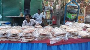 পবিত্র শবে বরাত উপলক্ষে পুরান ঢাকার বিভিন্ন স্থানে বিক্রি হয়েছে বাহারি রুটি। বৃহস্পতিবার দয়াগঞ্জ থেকে ছবিটি তোলা l প্রথম আলো